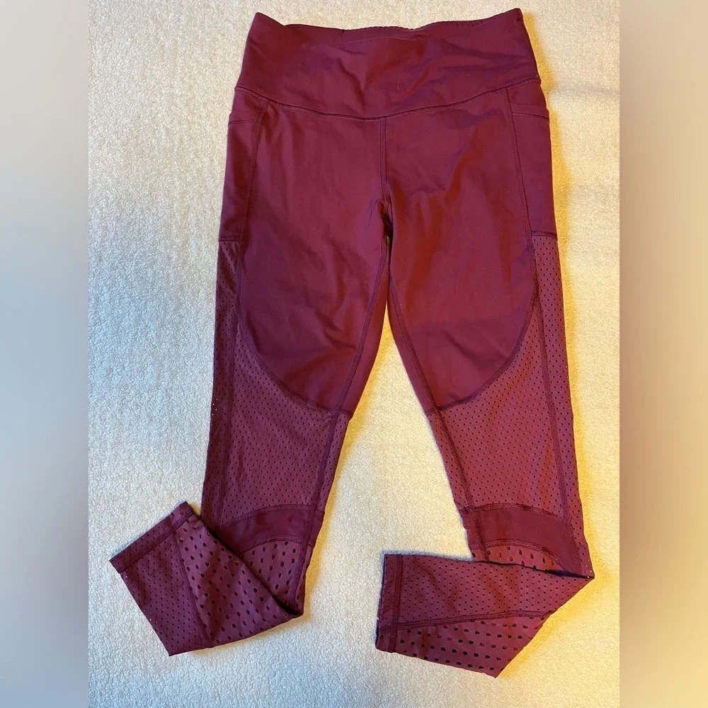 Victoria’s Secret knockout cutout style leggings. Wine-colored, Size Medium